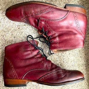 Vintage deadstock purple leather booties. EU 41
